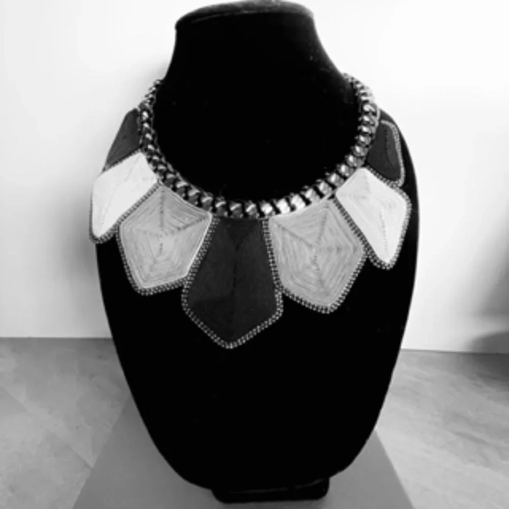 Forest of Chintz Stunning Contemporary Hand Crated Necklace - Picture 3 of 8
